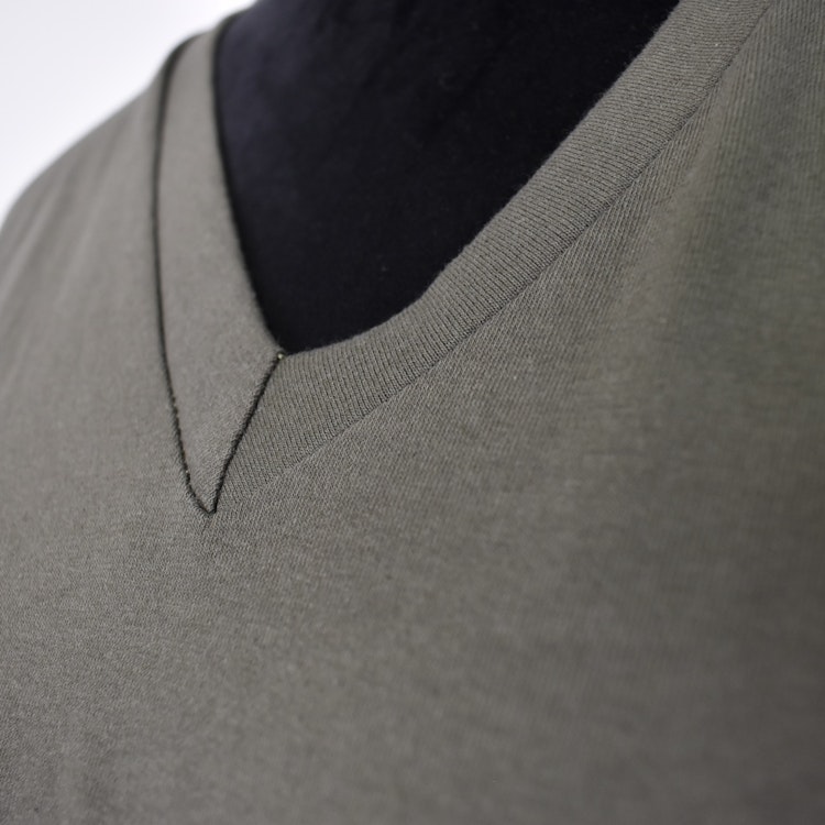 T-shirt V-ringad KAKI