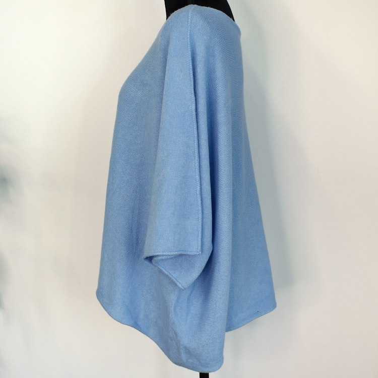 Stickad Ponchotröja HIMMELBLÅ