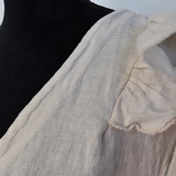 Linnetopp med volangärm BEIGE