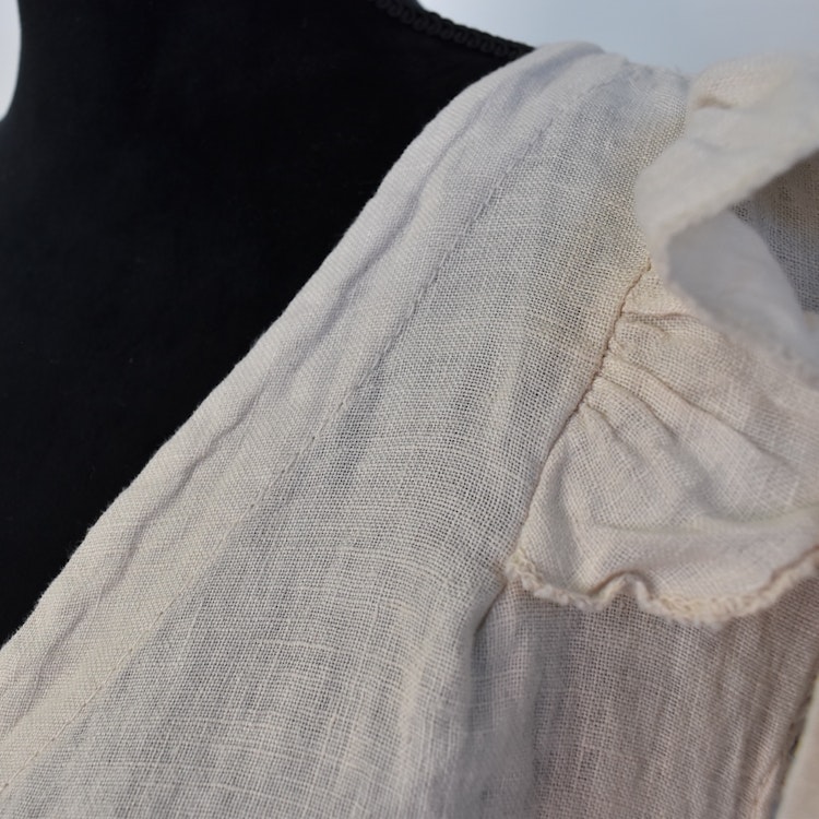 Linnetopp med volangärm BEIGE