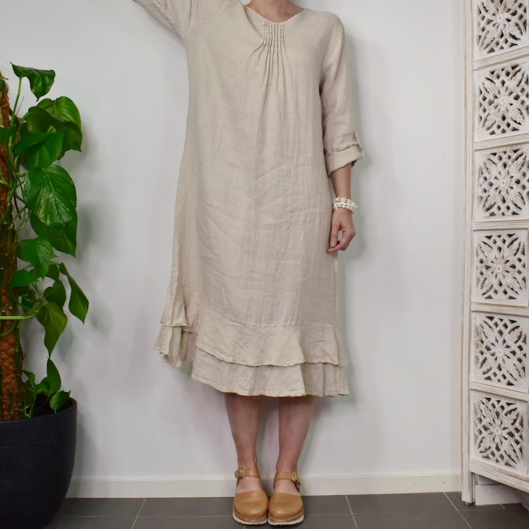 Linneklänning med volang LJUSBEIGE