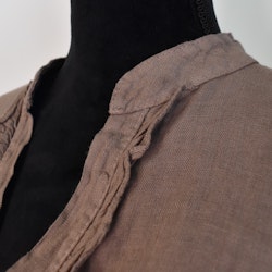 Kort Linneklänning med Krås TAUPE