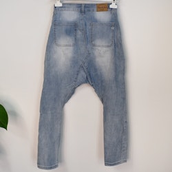 SECOND HAND Baggy Jeans LJUS BLÅ Storlek 34 - Place du Jour