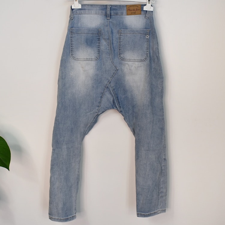 SECOND HAND Baggy Jeans LJUS BLÅ Storlek 34 - Place du Jour