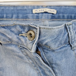SECOND HAND Baggy Jeans LJUS BLÅ Storlek 34 - Place du Jour