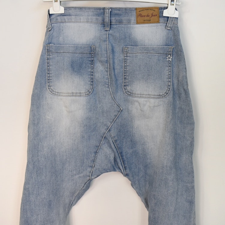 SECOND HAND Baggy Jeans LJUS BLÅ Storlek 34 - Place du Jour