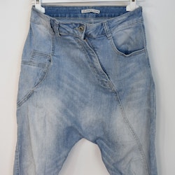 SECOND HAND Baggy Jeans LJUS BLÅ Storlek 34 - Place du Jour