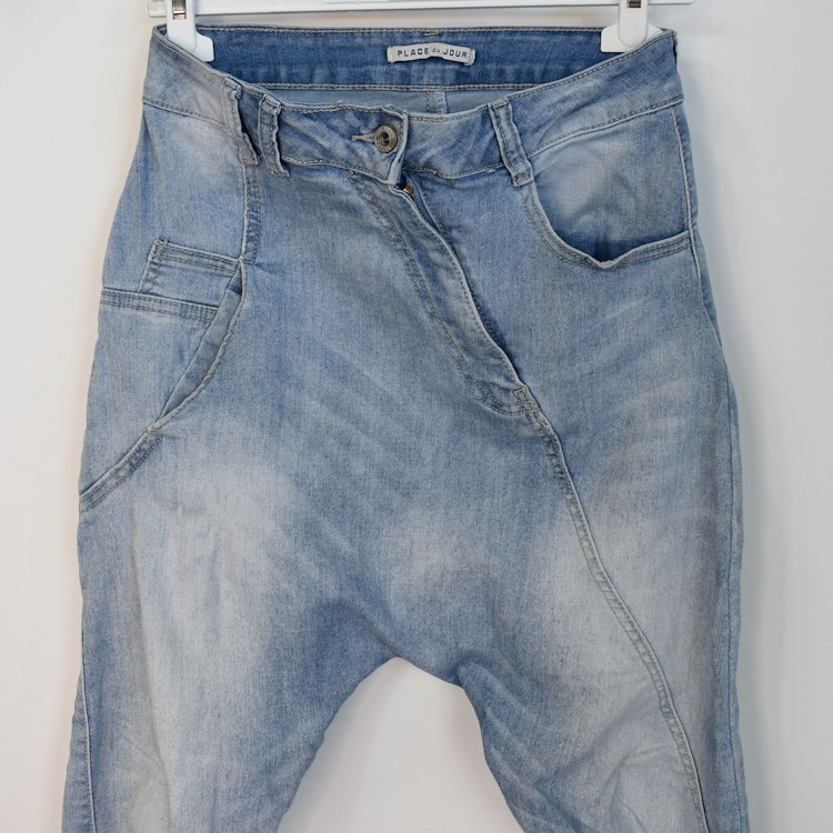 SECOND HAND Baggy Jeans LJUS BLÅ Storlek 34 - Place du Jour