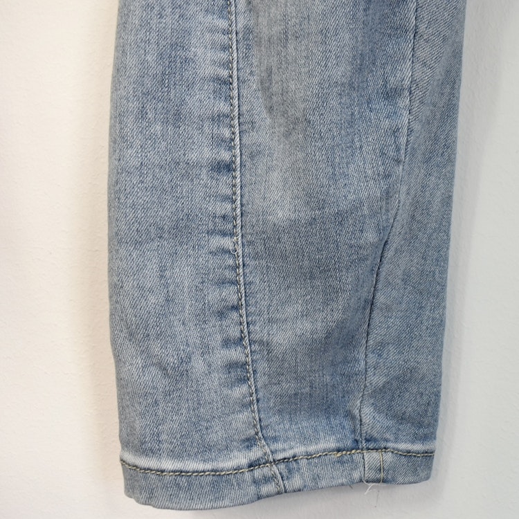 SECOND HAND Baggy Jeans LJUS BLÅ Storlek 34 - Place du Jour