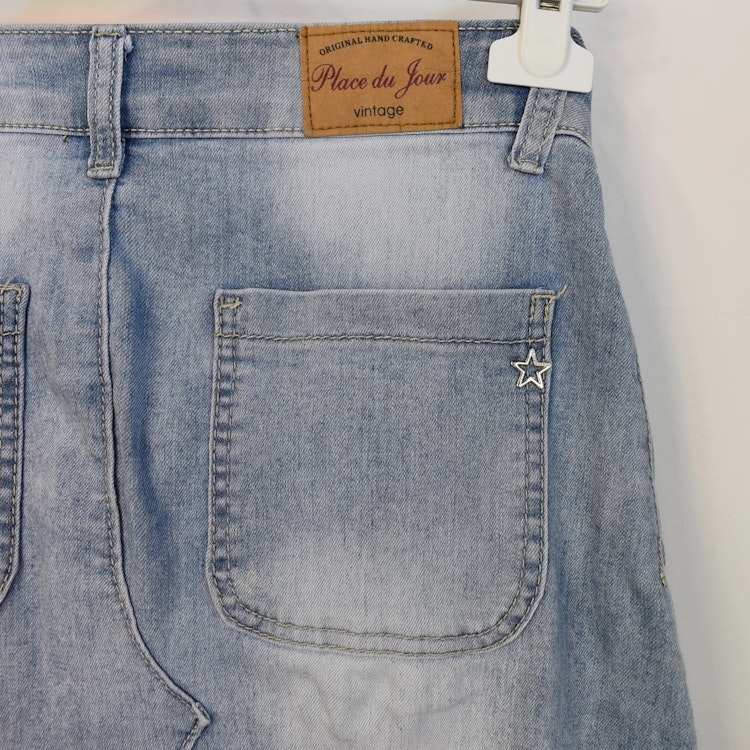 SECOND HAND Baggy Jeans LJUS BLÅ Storlek 34 - Place du Jour