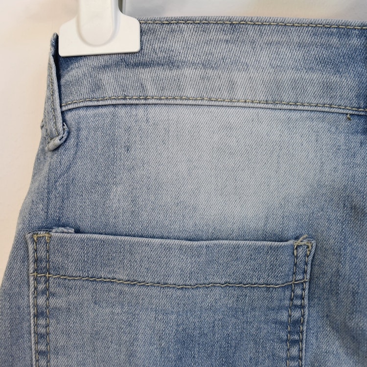SECOND HAND Baggy Jeans LJUS BLÅ Storlek 34 - Place du Jour