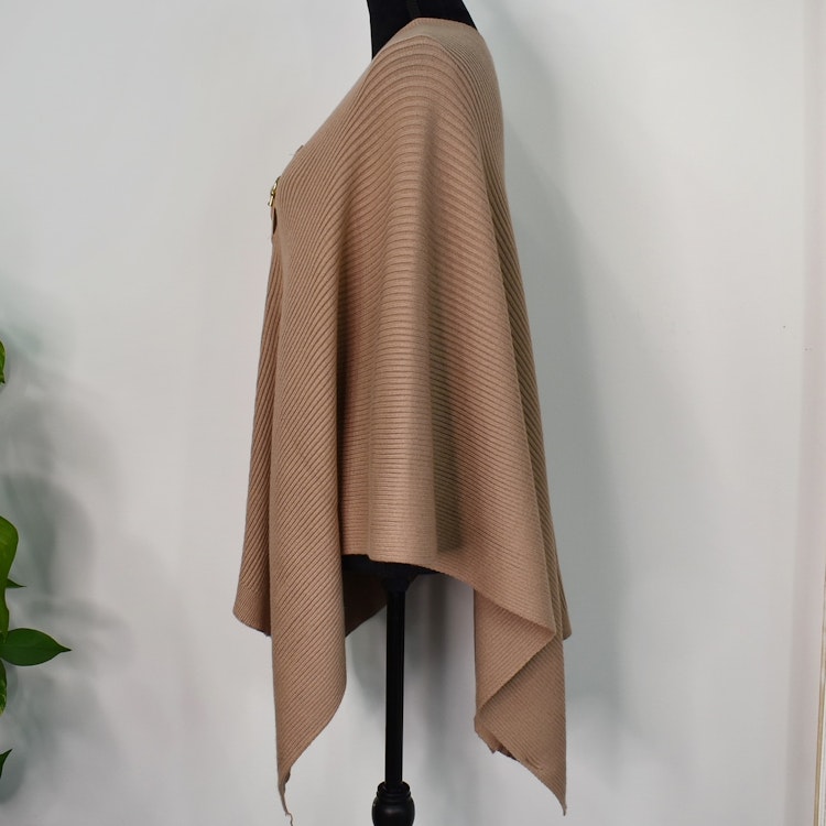 Poncho-sjal med spänne TAUPE