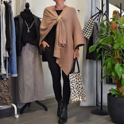 Poncho-sjal med spänne TAUPE