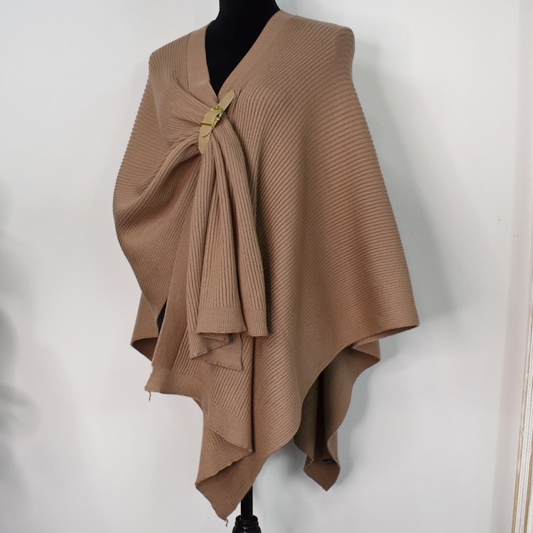 Poncho-sjal med spänne TAUPE
