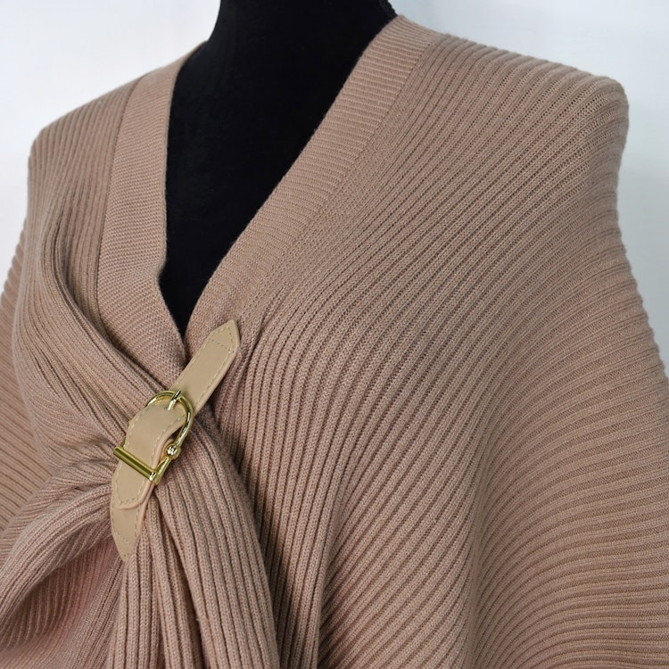 Poncho-sjal med spänne TAUPE