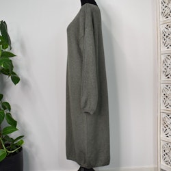Finstickad klänning KAKI