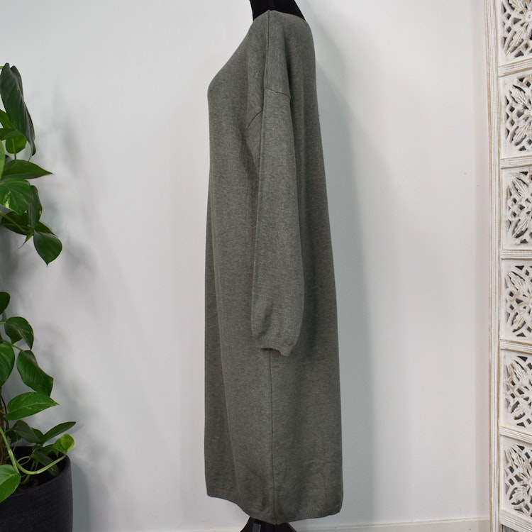 Finstickad klänning KAKI