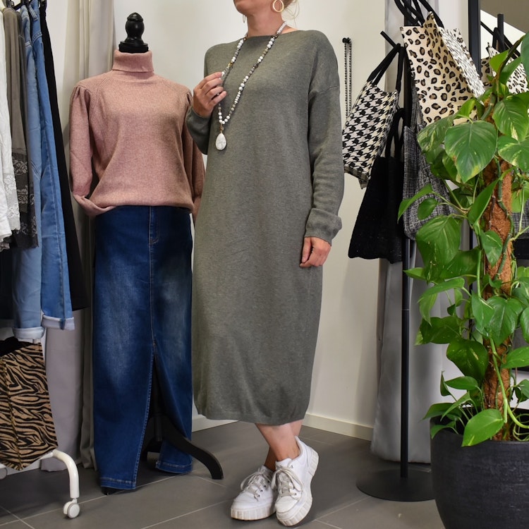 Finstickad klänning KAKI