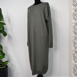 Finstickad klänning KAKI