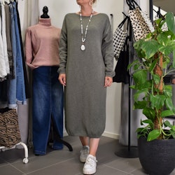 Finstickad klänning KAKI