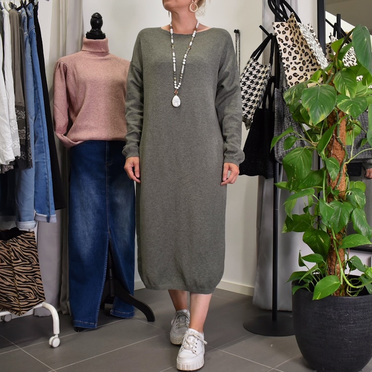 Finstickad klänning KAKI