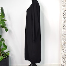 Finstickad klänning SVART