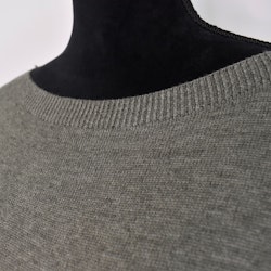 Finstickad klänning KAKI
