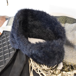 Pannband Fluffigt SVART