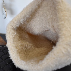 Stickad Mössa med Tofs BEIGE