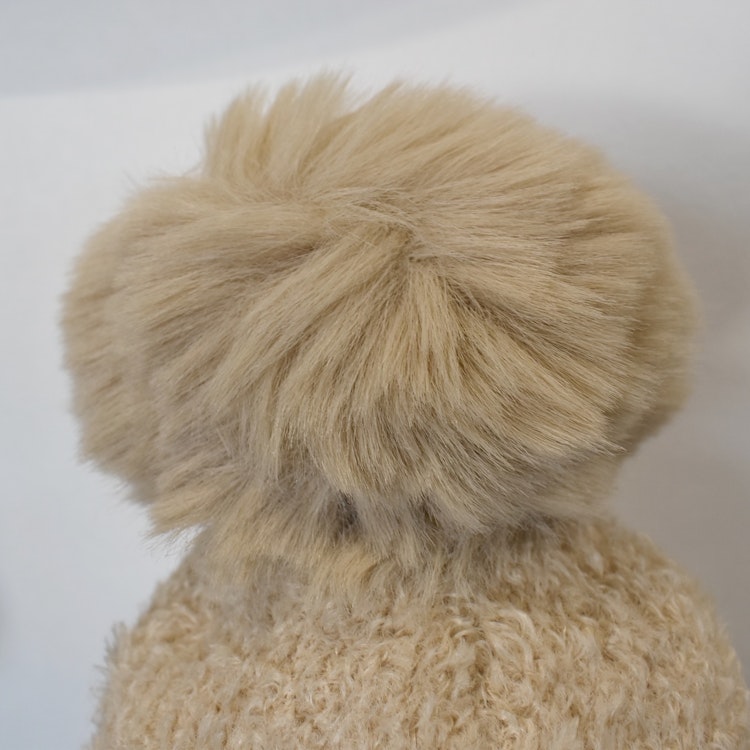 Stickad Mössa med Tofs BEIGE