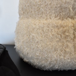 Stickad Mössa med Tofs BEIGE