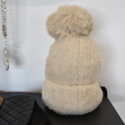 Stickad Mössa med Tofs BEIGE