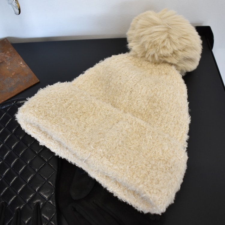 Stickad Mössa med Tofs BEIGE