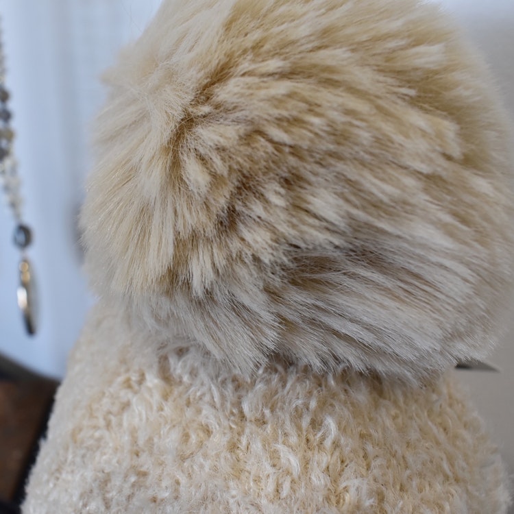 Stickad Mössa med Tofs BEIGE