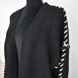 Stickad Kofta Recycled SVART