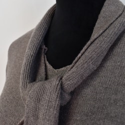 Finstickad tröja med knyt TAUPE