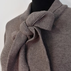 Finstickad tröja med knyt TAUPE