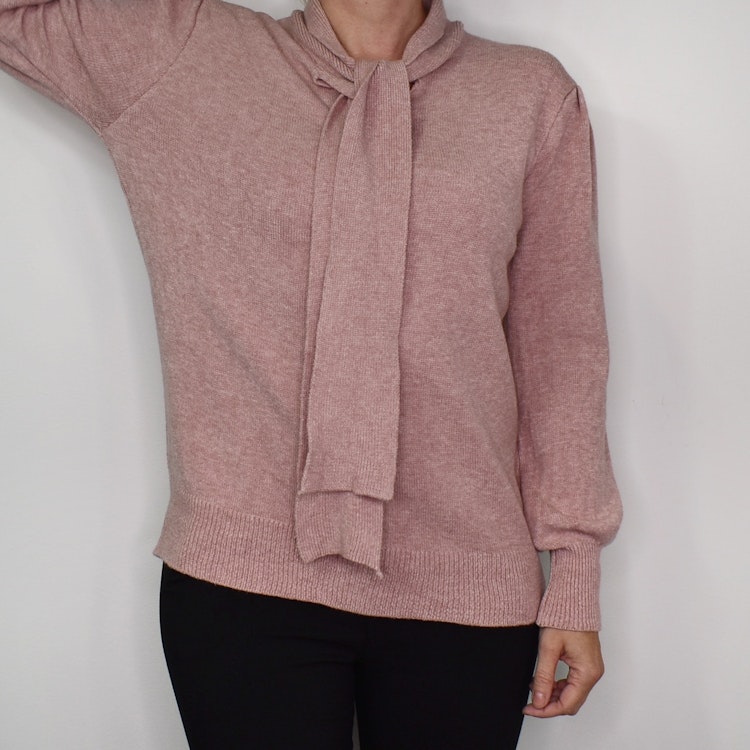 Finstickad tröja med knyt ROSE
