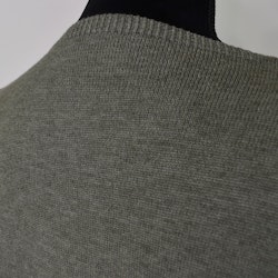 Finstickad klänning V-ringad KAKI