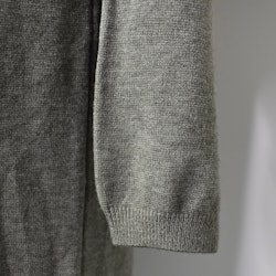 Finstickad klänning V-ringad KAKI