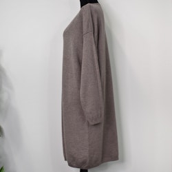 Finstickad klänning V-ringad TAUPE