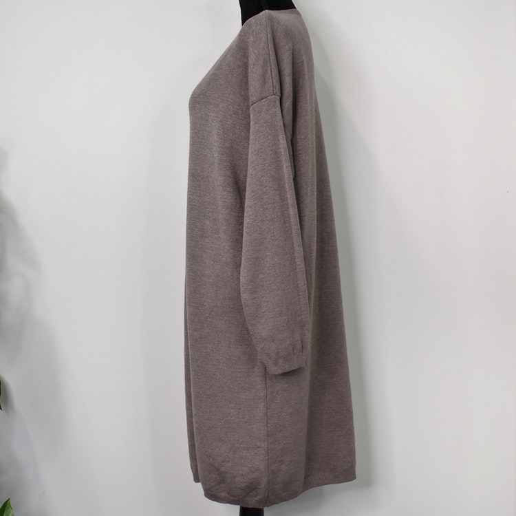 Finstickad klänning V-ringad TAUPE