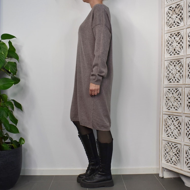 Finstickad klänning V-ringad TAUPE