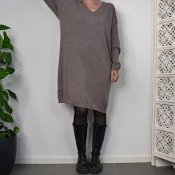 Finstickad klänning V-ringad TAUPE
