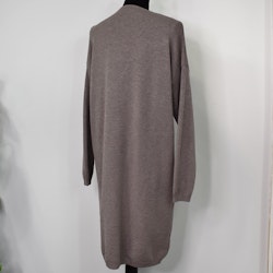 Finstickad klänning V-ringad TAUPE