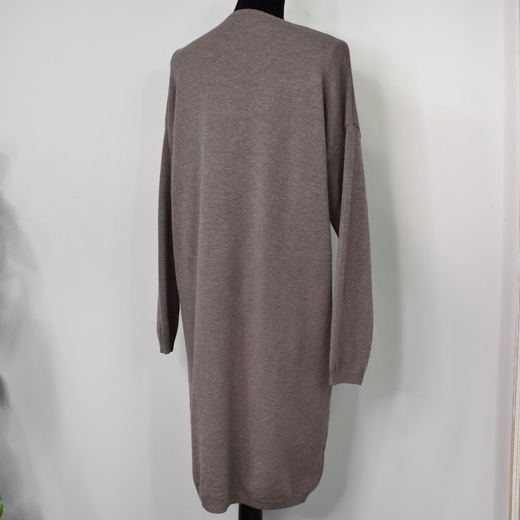 Finstickad klänning V-ringad TAUPE