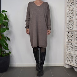 Finstickad klänning V-ringad TAUPE