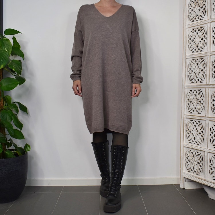 Finstickad klänning V-ringad TAUPE