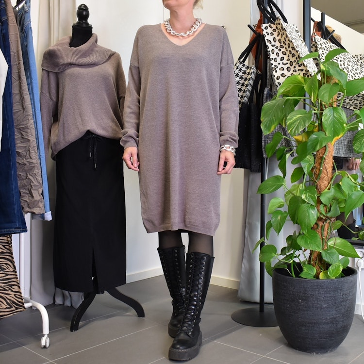 Finstickad klänning V-ringad TAUPE