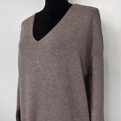 Finstickad klänning V-ringad TAUPE